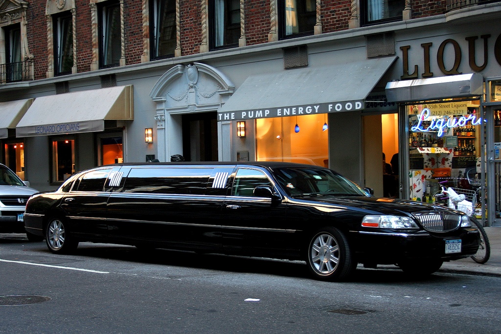 Image: http://www.webreserv.com/catalog/five5starlimotx/images/limo-black-street-large.jpg