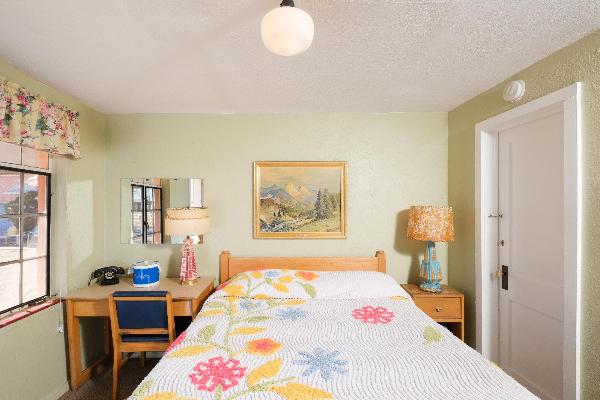 Bedroom 8 with queen bed + desk