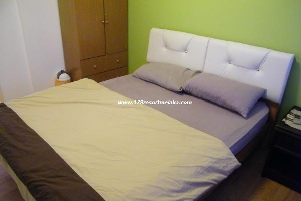 3 rooms with queen size and single bed, suitable for big family.