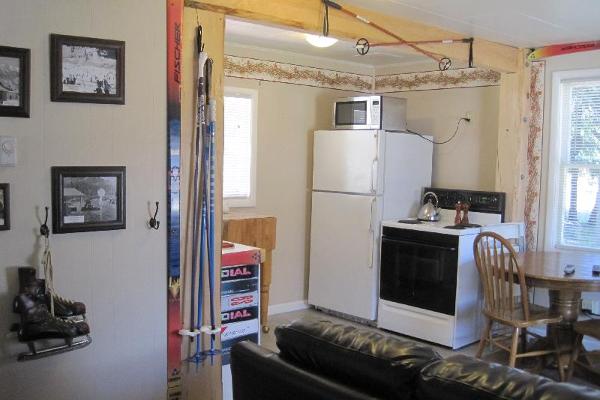 Joe's Ski Cabin full kitchen