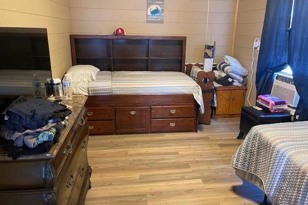 bedroom with 2 twin beds