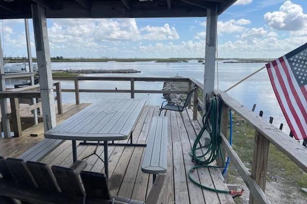 upper deck with picnic table