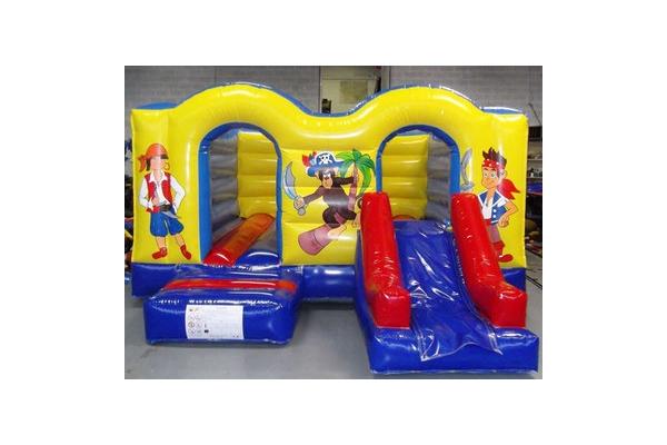 château pirate avec toboggan
