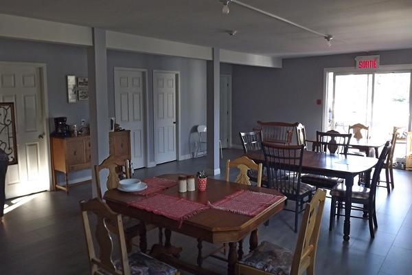 Large dinning room / Grande salle a manger
