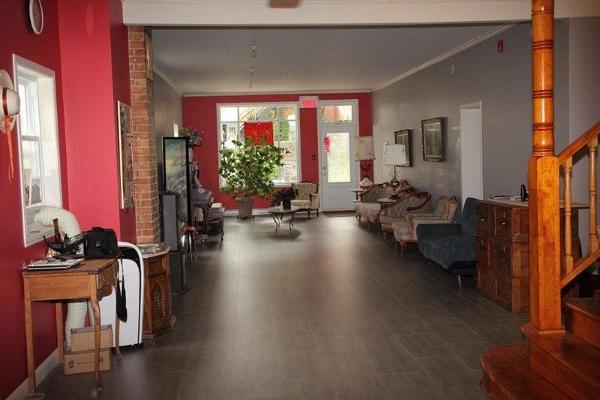Huge living room / Grand salon