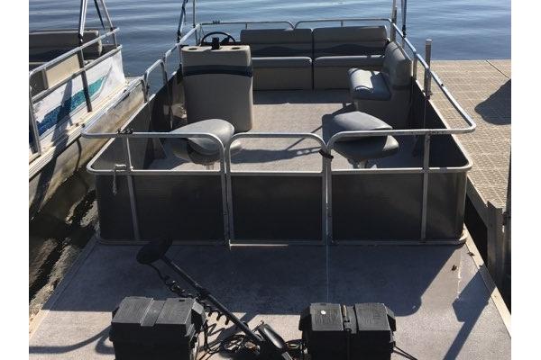 Midsize Deluxe Pontoon