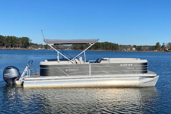 Foxtrot - 25' Luxury Tri-toon 150 HP