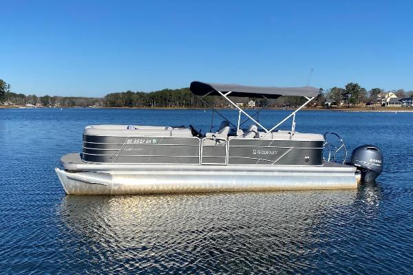 Foxtrot - 25' Luxury Tri-toon 150 HP