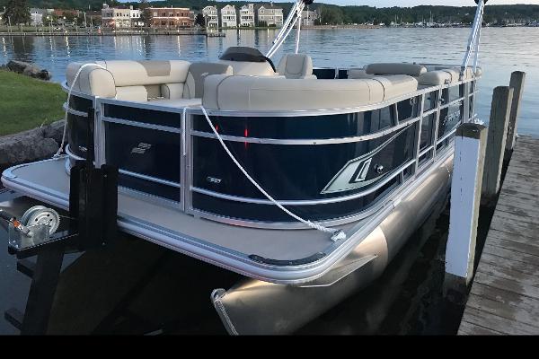 Deluxe Pontoon Boats 20 - 22 ft. Seats 8-11 easy to drive/dock!