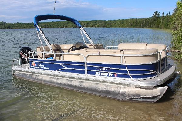 Suntracker Pontoon Boat