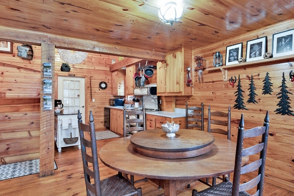 The Main Cabin - Eating Area 