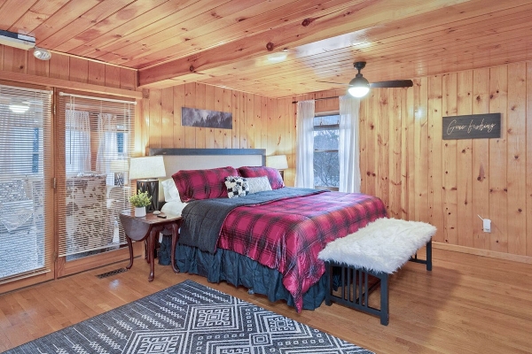 The Main Cabin - Upstairs bedroom 