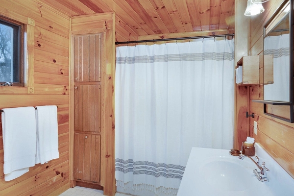 The Main Cabin - Upstairs bathroom 