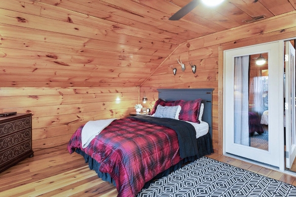 The Main Cabin - Upstairs bedroom 