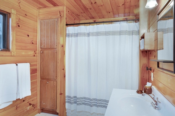 Main Cabin - Bathroom 