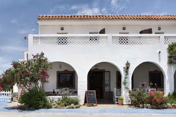 Andalucian feeling in our typical Surf Lodge juist 250m from the beach 