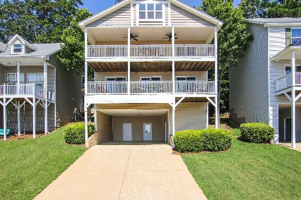 Overlooks Pool; GREAT View, Lake only 200 ft a away.