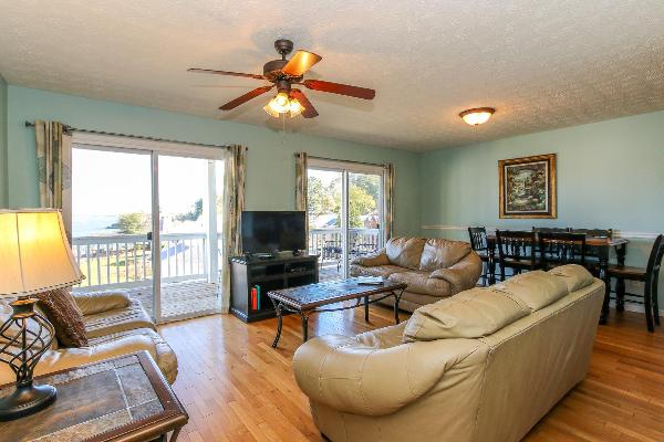 Living room view of the beautiful Weiss Lake