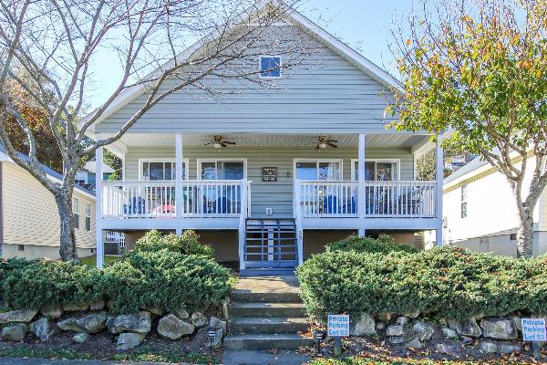 Next to Pool; Single Level; Great View of Lake - 200 ft