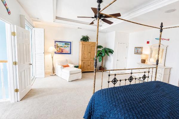 MASTER BEDROOM UPSTAIRS