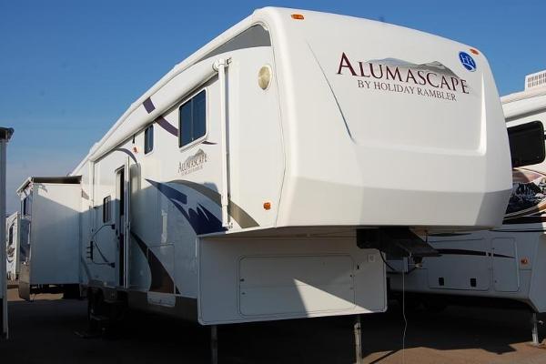 38ft Holiday Rambler. Sleeps 7. 2 bedrooms and 2 bathrooms. 