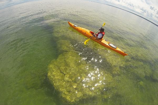 Exploring the Rock Maze limestone boulders on kayaks