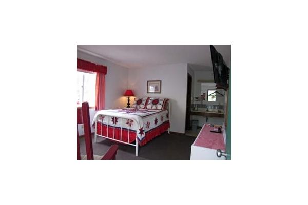 Full view - double bed, flat screen, bathroom