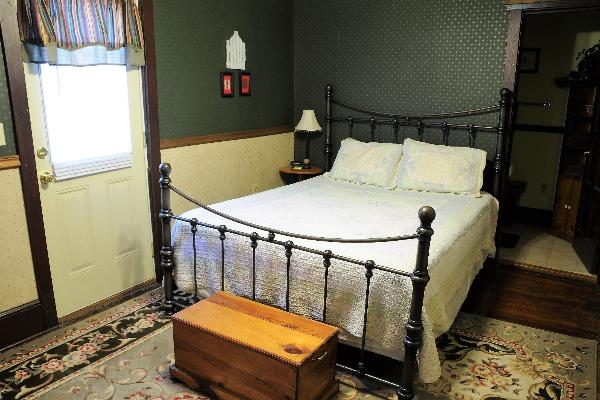 Coal Room -Queen bed