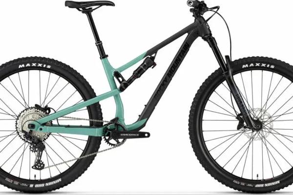 f you’re looking for one bike that does it all, look no further than the Instinct. We’ve designed a bike that’s capable of tackling technical trail riding but still allows you to push the pedals hard 