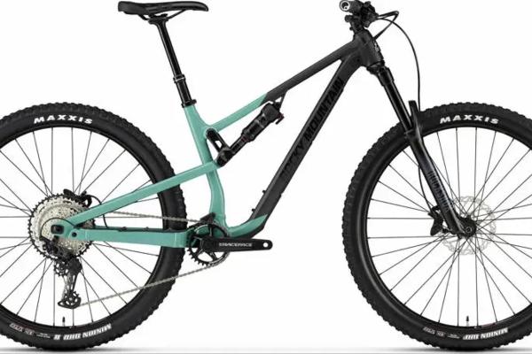 f you’re looking for one bike that does it all, look no further than the Instinct. We’ve designed a bike that’s capable of tackling technical trail riding but still allows you to push the pedals hard