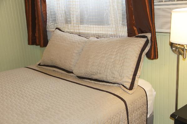 Queen bed (sleeps 2).