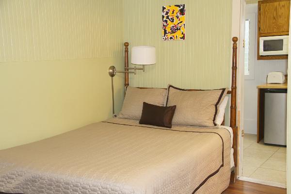 Queen bed (sleeps 2).