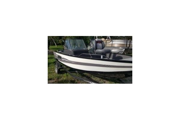 Ski Boat 3 & Fish 165 Lowe with 90HP, trolling, seats 6