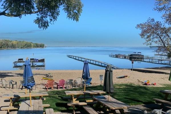 Pettit's Lakeview Campground and Bar 