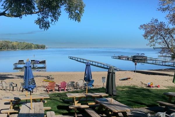 Pettit's Lakeview Campground and Bar 