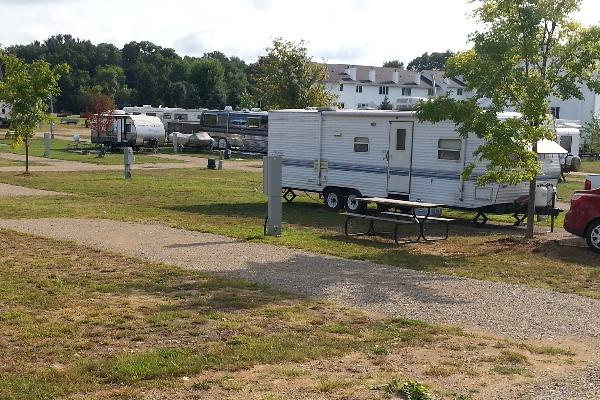 Pettit's Lakeview Campground and Bar