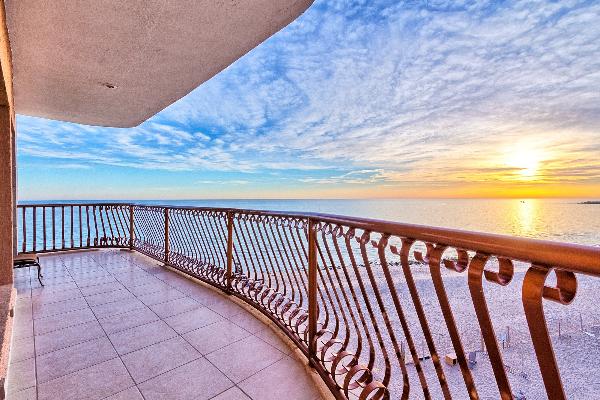 600 Ft Wrap Around  Patio With Amazing Sunset Views