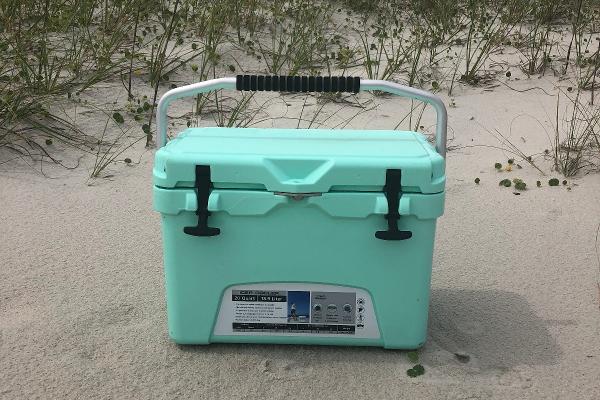 20 Quart ICER Cooler with Ice 