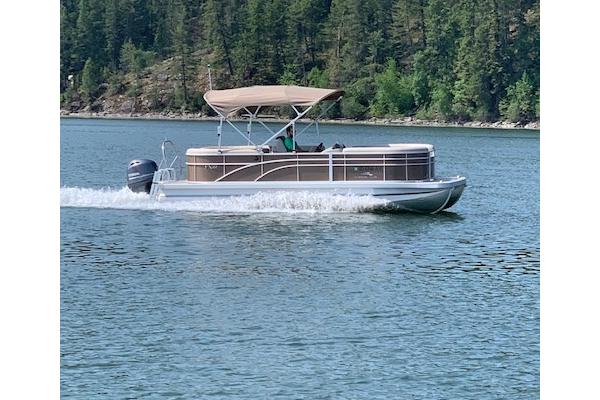 Family-fun, NEW THIS SEASON!! This boat is perfect for cruising the lake or river. Bennington is at the top of the line pontoon boat. This one is 22 ft and features upgraded upholstery and fish finder