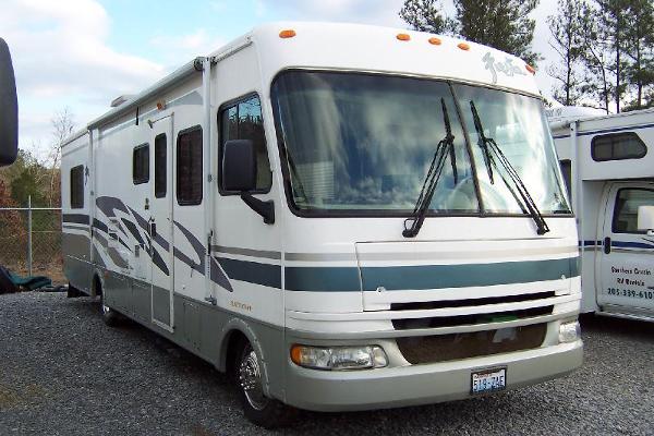 2003 Fleetwood Fiesta, Class A, 32' long with slide-out