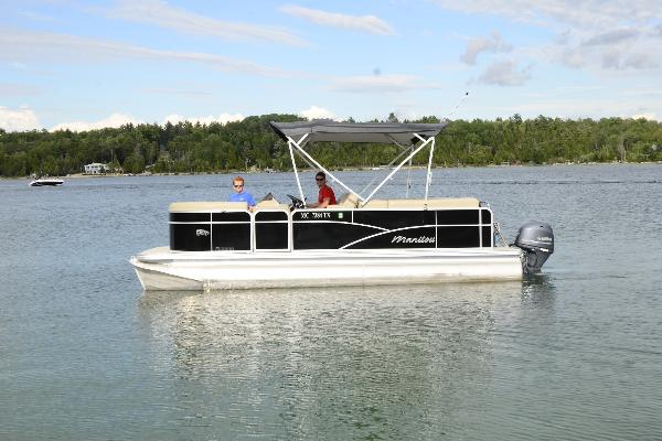 Pontoon: 20ft Manitou Aurora with 50hp Yamaha 