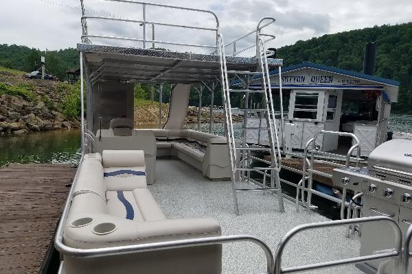 large roomy 30' long and 10' wide boat