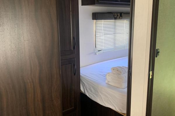 small bedroom-full size bed 