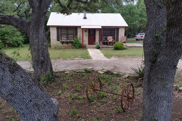 Cottage-2 Bedoom, Living, Full Kitchen, A/C