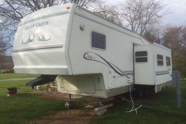 32' Fifth wheel camper with Queen size bed and pull out sofa.