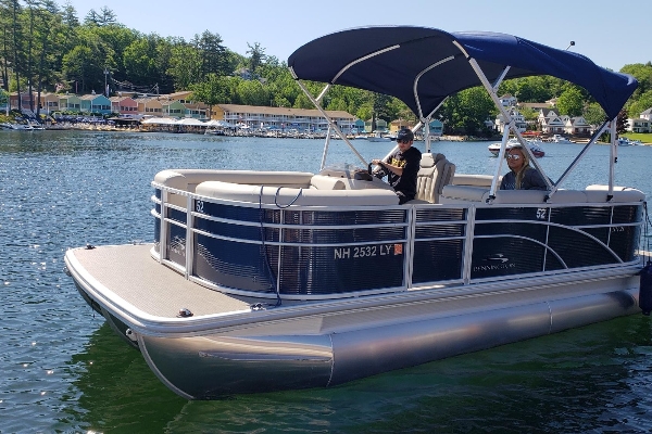 21ft Bennington triple log pontoon w/ 25hp Mercury Outboard