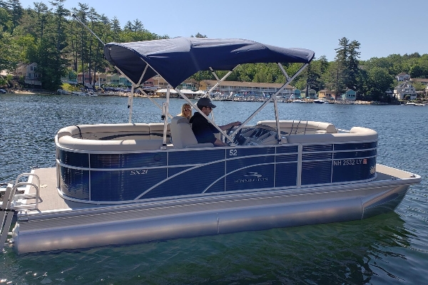 21ft Bennington triple log pontoon w/ 25hp Mercury Outboard