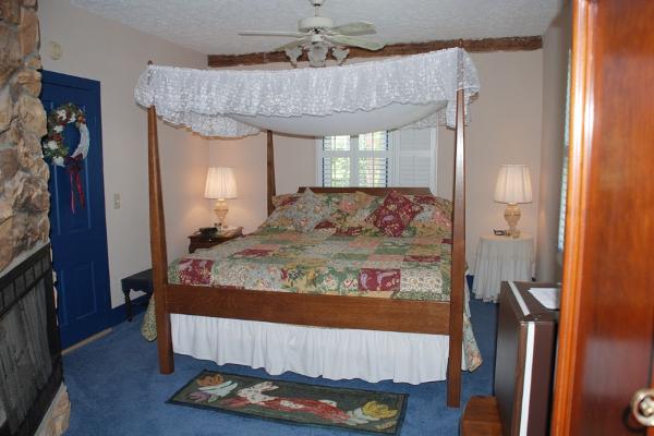 Lea's Suite bed/fireplace view.